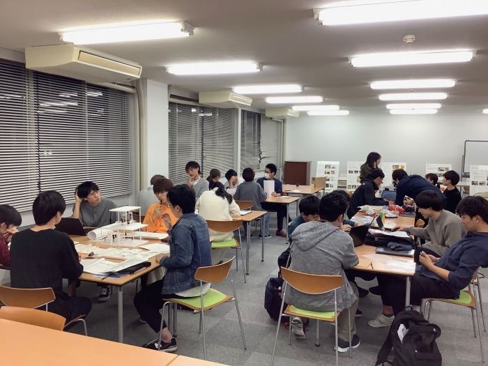 　広島工業大学環境学部建築デザイン学科の新しい縦の繋がりが生まれつつある「NOTE」の様子。