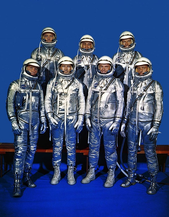 　　　Mercury 7 Astronauts, April 1959｜NASA　ⒸNASA/Langley Research Center
　　　※上記の画像、キャプションをクリックすると画像の出典元のNASAのWebサイトへ
　　　　リンクします。