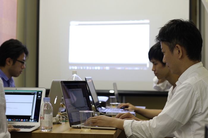 　「ヒロシマBIMゼミ」の前身となる「Source Organization Netowork Workshop」の様子。
　杉田三郎建築設計事務所で2014年から1年半、毎回異なるソフトをピックアップして開催した
　デジタルデザイン系勉強会。ここでの参加者が現在の広工大のデジタルデザイン系授業の非常
　勤講師を務めている。