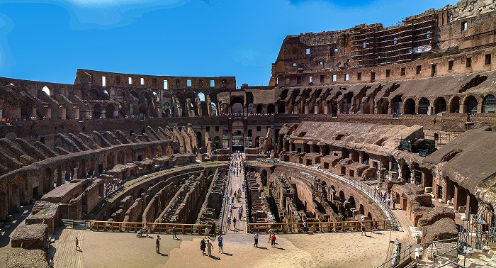 　コロッセウムの昔から競技場とは、時代や政治に翻弄され、本来の機能以上に別の意味を担う
　運命を背負った建築なのかもしれない。