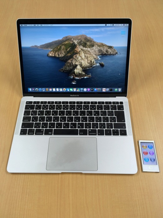 　　　　iPhoneで撮影したMacBook AirとiPod