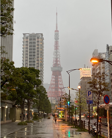 　　　　　　　　 すっかり人出が減ってしまった東京だが、人が少ないことを除
　　　　　　　　 けば都市の風景はあまり変わっていないように見える。
　　　　　　　　 ふと人が全く写っていない東京のいろいろな場所の写真を集め
　　　　　　　　 た写真集「中野正貴写真集　TOKYO NOBODY（2000年8月　
　　　　　　　　 リトル・モア) 」を思い出した。この写真集の写真は、加工で
　　　　　　　　 はなく、本当に誰もいなくなる瞬間を辛抱強く待って撮影した
　　　　　　　　 ものらしい。やはり都市や建築は人がいるからこそ風景になる
　　　　　　　　 のだと実感する。
