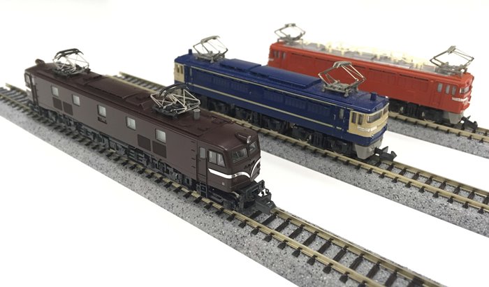 　　左の1台が最近購入した機関車。他の2台は40年前に購入したもの。