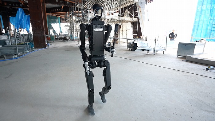 　現場内を巡回するヒューマノイドロボット　Ⓒ清水建設