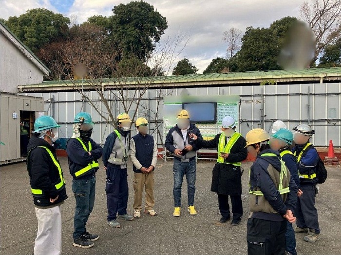 　「危険予知活動」を行っている際の写真　Ⓒ東急建設