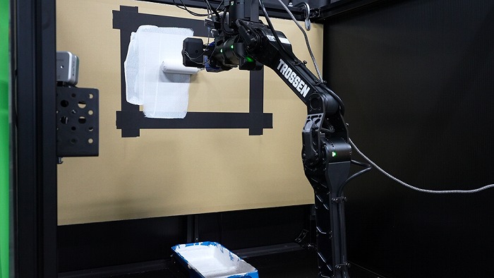 　ロボットアームによる塗装作業　Ⓒ清水建設