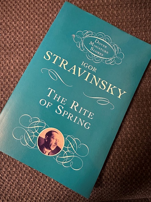 　　　　The Rite of Spring, Igor Stravinsky, Dover Publish, 2000
　　　　オールジャンル、オールタイムで筆者がベストだと思うストラヴィンスキーのバレ
　　　　エ曲「春の祭典」のオーケストラスコア。曲を聴いても凄いが、譜面の見た目も音
　　　　に負けず劣らず凄い。この一年で五回ほど演奏を聴きに行ったが、強烈な個性にも
　　　　かかわらず演者の個性がきちんと表現される余地がある曲だということを毎回実感
　　　　している。