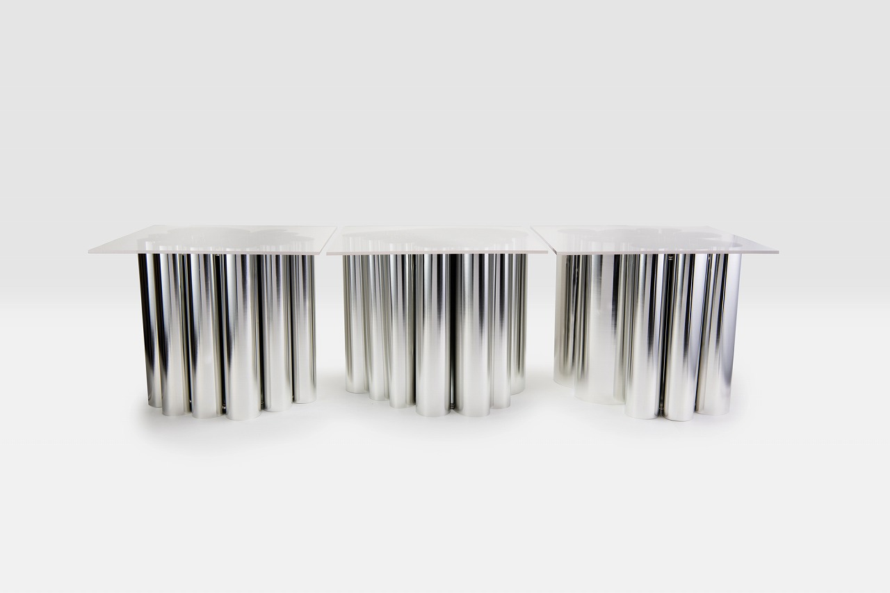 写真04:完成したテーブルの全景。脚はロール状に巻きあげることでコンパクトになるため、
 仮設の大テーブルとして使うことが出来そうだ。ちなみに、今回はモックアップということ
 で、ブリキ板相互は、強力磁石を使って固定してある。