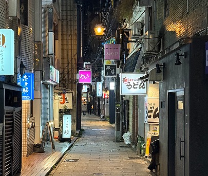 　　　　　　　　少しでも曲がっていることで視界が狭くなり、この先を探索した
　　　　　　　　くなる細い路地（筆者撮影）
