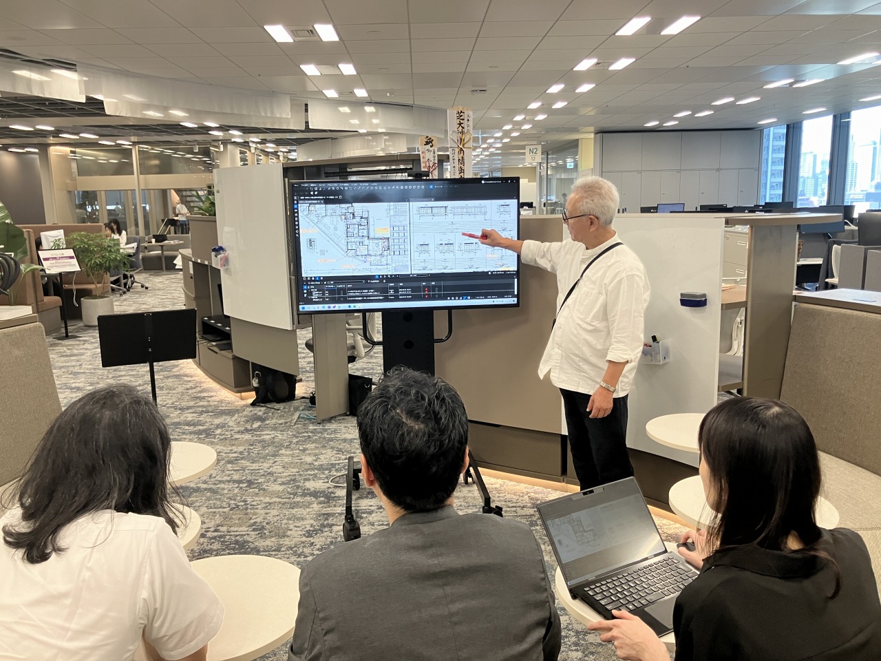 Bluebeam Revuを用いた社内での打ち合わせの様子