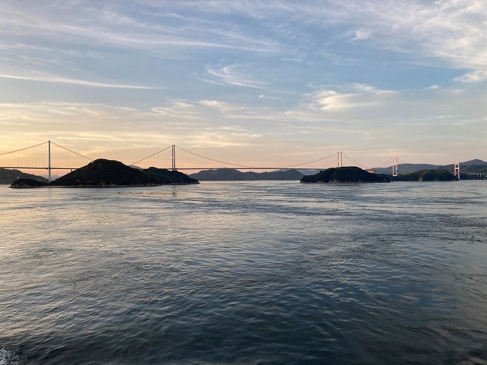 　夕焼けを背景にした来島海峡大橋