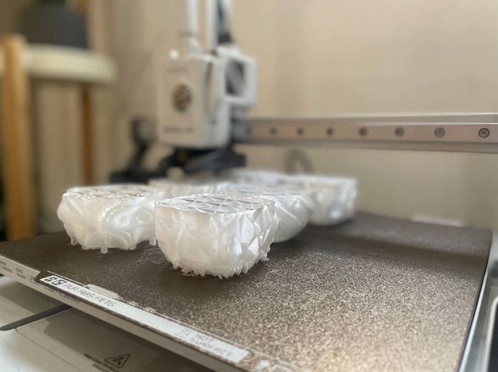 形状確認のための3Dプリンタで出力する様子