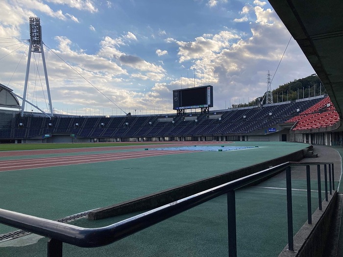 　写真は、熊本地震で物資拠点として用いられた熊本県民総合運動公園陸上競技場。
　2021年筆者撮影。