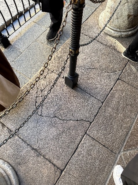 　　　　　 写真2　待ち列で見つけた、割れ目まで表現された擬石