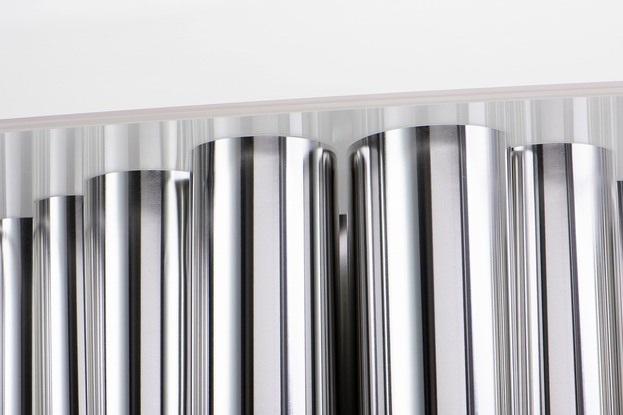 写真03:完成したテーブルの脚と天板のアクリル板を下から見上げたところ。人間の手でひだ
 をつくると、生まれる曲面の大きさはほぼ一定になることがわかる。